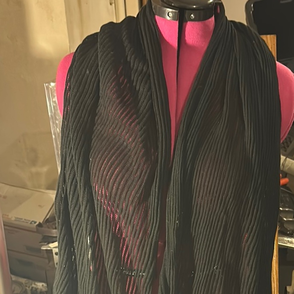 Chic Black Ribbed Scarf